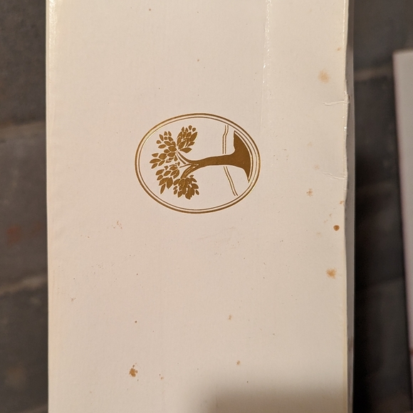 Levenger book/writers tie new in box. Box has damage from storage. - Picture 4 of 4